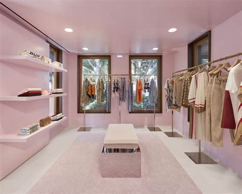 Burberry Opens Store, Pop.